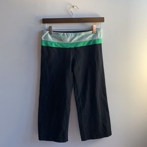 Green Lululemon Capris!! Size 8 Reversable